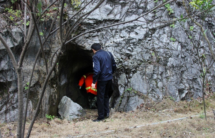广西男子坠入8米深洞被困9天靠吃垃圾维生
